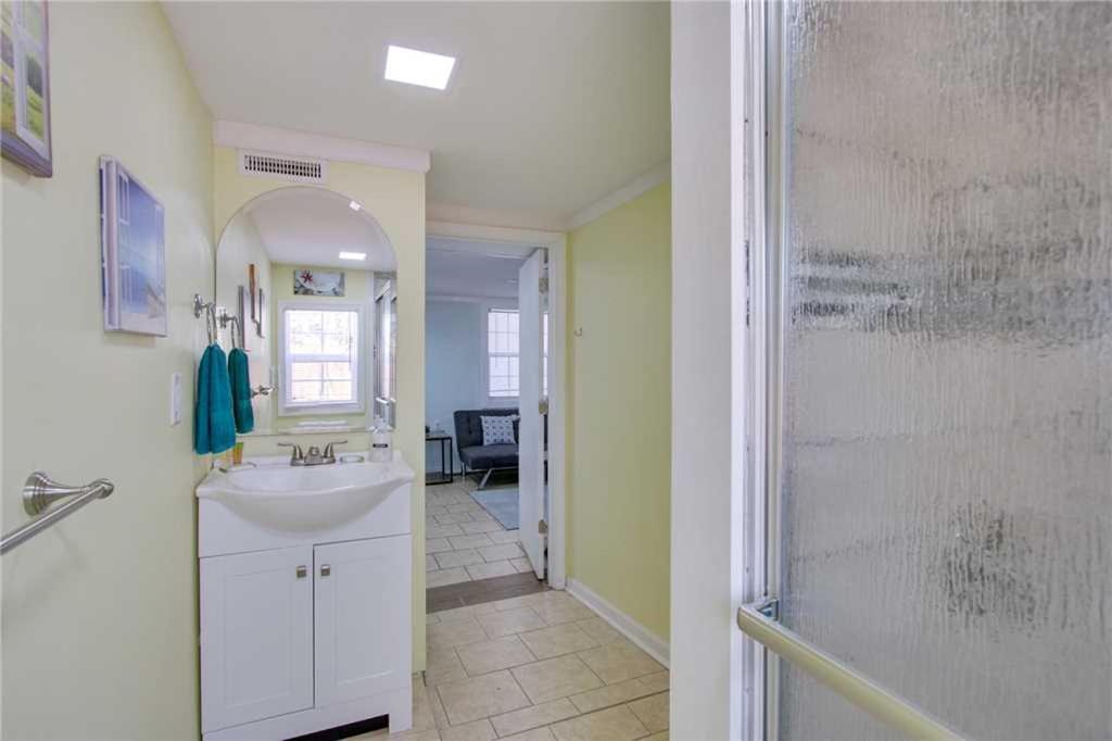 23 Center St - Sunny Side Down - Downstairs Apartment Folly Beach Room photo